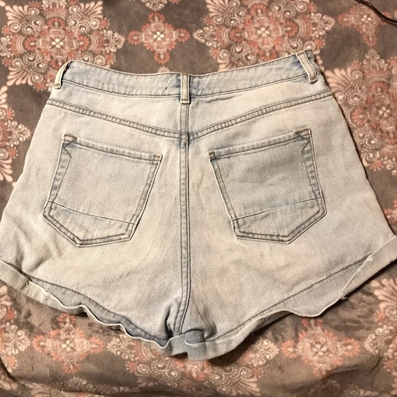Kendall & Kylie Highwaisted Shorts - Picture 3 of 3